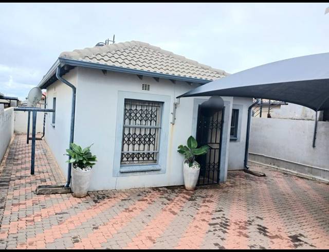 3 BEDROOM HOUSE FOR SALE IN CLAYVILLE